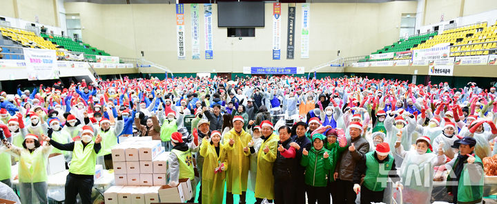 [안산=뉴시스] 안산시가 27일 올림픽기념관에서 김장나눔 통합행사를 열었다. (사진=안산시 제공) 2024.11.28. photo@newsis.com