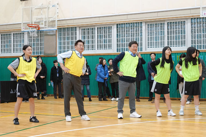 [제주=뉴시스] 김광수 제주교육감과 오영훈 도지사가 28일 오전 제주아침체육활동 시범학교인 탐라중학교를 방문해 몸을 풀고 있다. (사진=제주도교육청 제공) 2024.11.28. photo@newsis.com *재판매 및 DB 금지