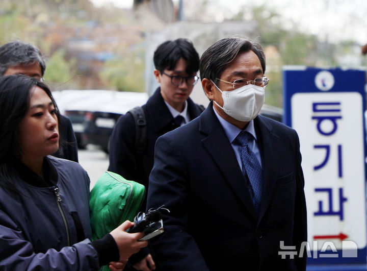 [군산=뉴시스] 강경호 기자 = 특정경제범죄 가중처벌 등에 관한 법률 위반 등으로 기소된 이장호 전북 군산대학교 총장이 28일 전북 군산시 전주지법 군산지원에서 열린 재판이 끝난 뒤 법원을 나서고 있다. lukekang@newsis.com 2024.11.28.