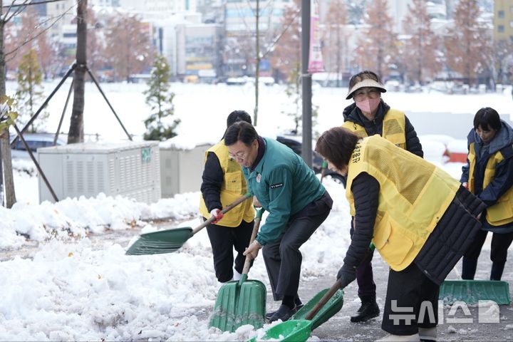 [성남=뉴시스] 신상진 성남시장 제설작업 현장을 찾아가 직원들과 함께 제설작업을 하고 있다. (사진=성남시 제공) 2024.11.28. photo@newsis.com 