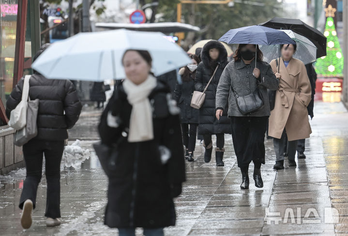 [서울=뉴시스] 정병혁 기자 = 전 날에 이어 많은 눈이 내린 28일 서울 강남구 강남역 인근에서 우산을 쓴 시민들이 이동하고 있다. 2024.11.28. jhope@newsis.com