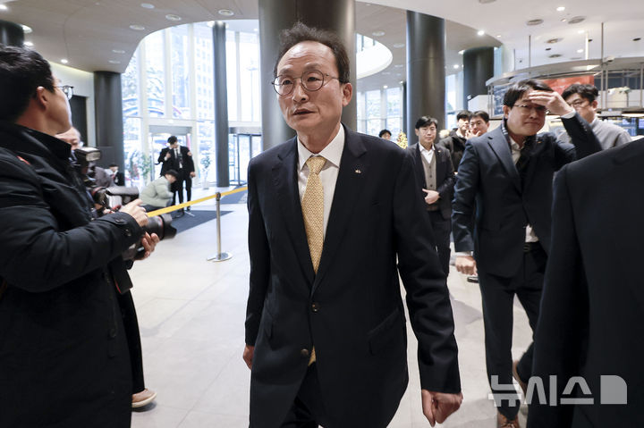 [서울=뉴시스] 정병혁 기자 = 차기 KB국민은행장 후보로 내정된 이환주 KB라이프생명보험 대표가 28일 서울 강남구 KB라이프타워로 출근하고 있다. 2024.11.28. jhope@newsis.com