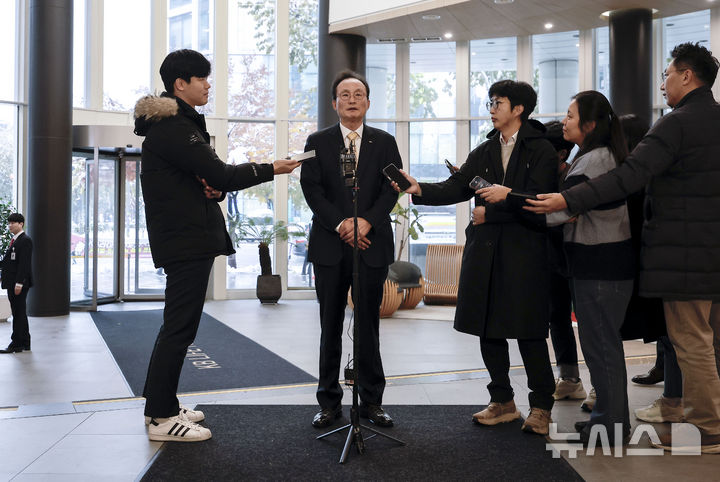 [서울=뉴시스] 정병혁 기자 = 차기 KB국민은행장 후보로 내정된 이환주 KB라이프생명보험 대표가 28일 서울 강남구 KB라이프타워로 출근하고 있다. 2024.11.28. jhope@newsis.com