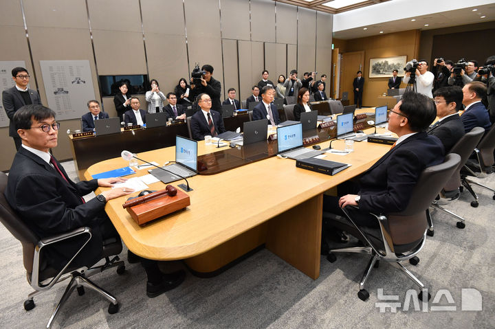 [서울=뉴시스] 사진공동취재단 = 이창용 한국은행 총재가 28일 서울 중구 한국은행에서 금융통화위원회를 주재하고 있다. 2024.11.28. photo@newsis.com