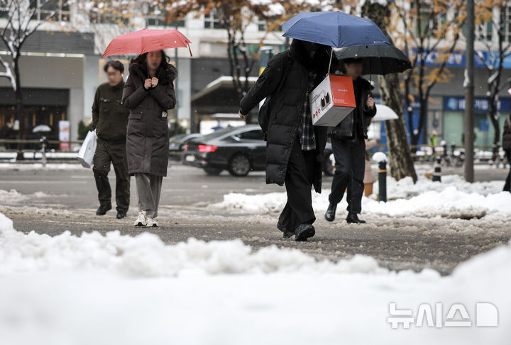 [서울=뉴시스] 정병혁 기자 = 28일 서울 강남구 뱅뱅사거리 인근에서 시민들이 눈을 맞으며 이동하고 있다. 2024.11.28. jhope@newsis.com