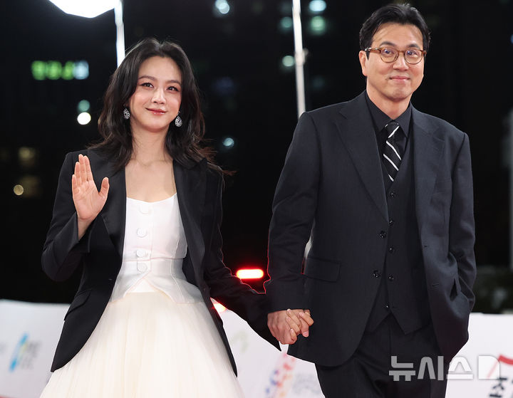 탕웨이, 출산 임박?…베이징 공항서 포착