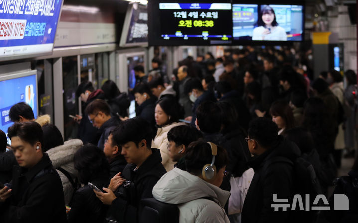 철도노조 무기한 총파업…전철 75%, KTX 67% 운행