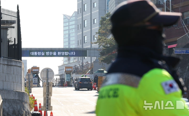 [서울=뉴시스] 윤석열 대통령이 비상 계엄을 해제한 4일 서울 용산 대통령실 입구에 방문 환영문구가 보이고 있다. 2024.12.04. photo@newsis.com 사진은 기사 내용과 관련없음.