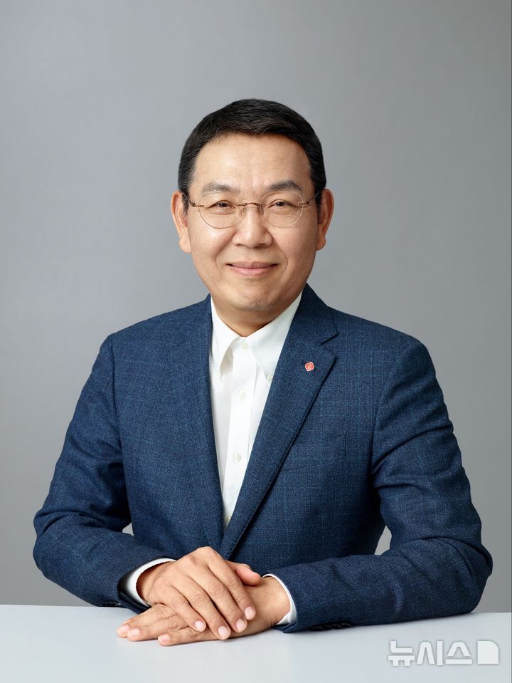 "글로벌 전략·본업 집중으로 흑자전환" 정호석 호텔롯데 대표 [이주의 유통人]