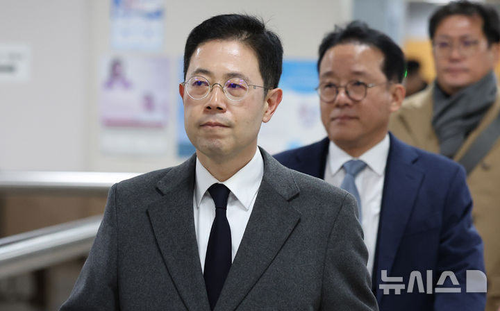 [서울=뉴시스] 추상철 기자 = 손준성 대구고등검찰청 차장검사가 6일 오후 서울 서초구 서울중앙지방법원에서 '고발사주 공직선거법 위반' 혐의 등 항소심 선고공판에 출석하고 있다. 2024.12.06. scchoo@newsis.com