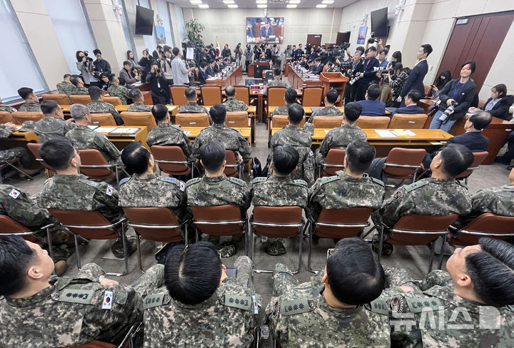[서울=뉴시스] 계엄 해제 직후인 지난해 12월 10일 오전 서울 여의도 국회에서 열린 국방위원회의 긴급 현안질의에 박안수 육군참모총장 등 군 관계자들이 출석해 자리하고 있다. (사진=뉴시스DB). 2025.05.19. photo@newsis.com
