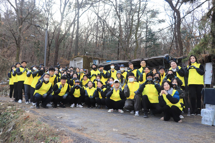 [서울=뉴시스] 카카오 사회공헌 플랫폼 카카오같이가치가 '모두에게 다정을 건네고픈 연말'이라는 주제로 오는 31일까지 연말 기부 캠페인을 진행한다고 12일 밝혔다. 사진은 전날 자원봉사자 70명과 함께 구룡마을 독거 어르신들에게 겨울용품을 전달한 후 기념촬영한 모습 (사진=카카오 제공) *재판매 및 DB 금지