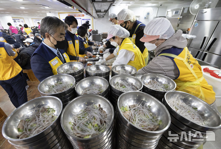 [서울=뉴시스] 김근수 기자 = 염영남 뉴시스 대표이사와 임직원들이 12일 서울 종로구 전국천사무료급식소에서 급식 봉사를 하고 있다. 2024.12.12. ks@newsis.com