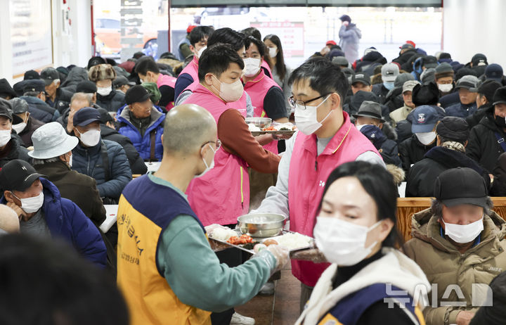 [서울=뉴시스] 김근수 기자 = 뉴시스 임직원들과 흥국생명 임직원들이 12일 서울 종로구 전국천사무료급식소에서 급식 봉사를 하고 있다. 2024.12.12. ks@newsis.com