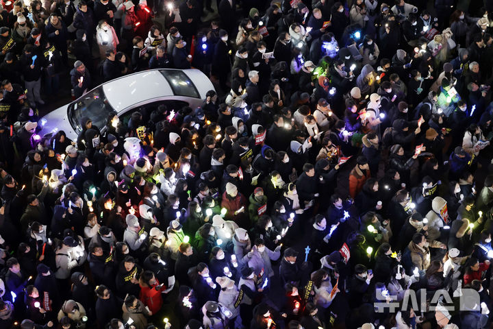 [서울=뉴시스] 최동준 기자 = 12일 서울 영등포구 국민의힘 당사 앞에서 촛불집회 참가자들이 윤석열 대통령 탄핵을 촉구하고 있다. 2024.12.12. photocdj@newsis.com