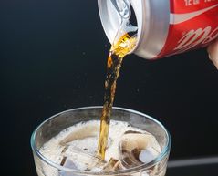 "치아 다 빠졌다"…중국서 15년간 매일 콜라 '5병' 마신 30대 여성
