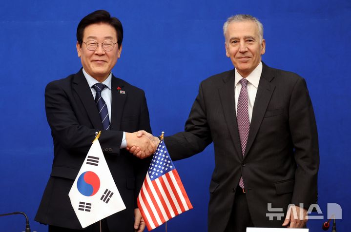 [서울=뉴시스] 조성봉 기자 = 지난해 12월23일 이재명 당시 더불어민주당 대표가 서울 여의도 국회 당 대표 회의실에서 필립 골드버그 당시 주한미국대사와 면담에 앞서 기념촬영을 하고 있다. 2025.06.07.
