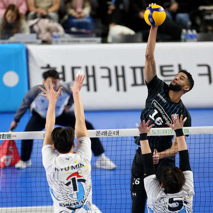 [서울=뉴시스] 전신 기자 = 지난해 12월25일 천안유관순체육관에서 열린 도드람 2024~2025 V-리그 남자부 현대캐피탈과 대한항공의 경기에서 현대캐피탈 레오가 공격을 시도하고 있다. (사진=현대캐피탈 배구단 제공) 2024.12.25. photo@newsis.com *재판매 및 DB 금지