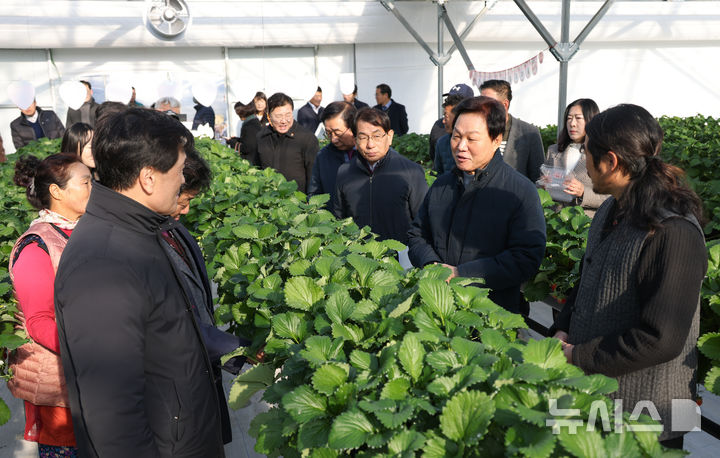 박완수 경남도지사, 밀양시 방문해 농민·상인들과 소통