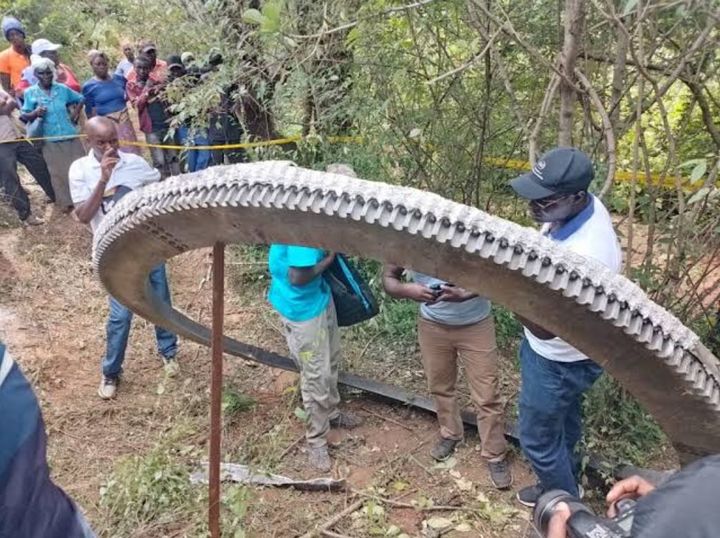 UFO 떨어진 줄…의문의 거대 쇳덩이에 난리 난 케냐