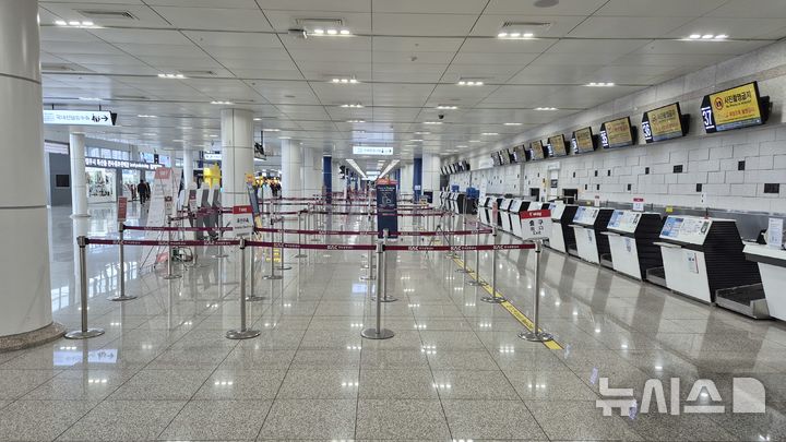 [청주=뉴시스] 연현철 기자 = 8일 청주국제공항 1층에 위치한 항공사 체크인 카운터 모습. 2025.01.08. yeon0829@newsis.com