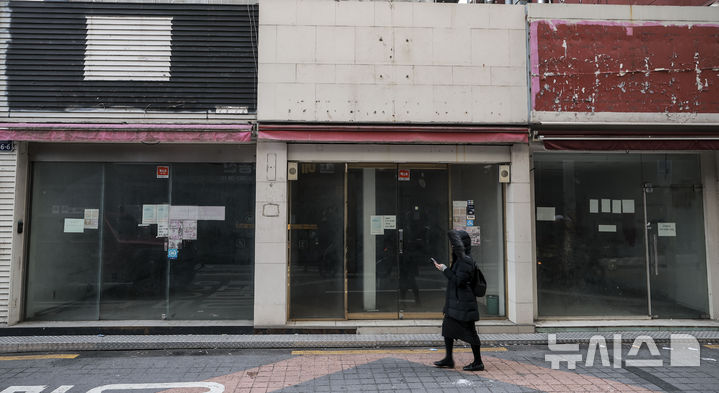 [서울=뉴시스] 정병혁 기자 = 8일 서울시내 상가에 임대문의 안내문이 붙어있다.  경기 둔화로 저소득을 비롯한 중소득·고소득 자영업자의 연체율이 치솟고 있다. 고소득(상위 30%) 자영업자의 지난해 3분기 말 대출 연체율은 1.35%로 집계됐다. 이는 지난 2015년 1분기(1.71%) 이후 9년 6개월 만에 가장 높은 수준이다. 고소득 자영업자 연체율은 2023년 4분기 0.98%에서 지난해 1분기 1.16%로 올라선 후 2분기 1.09%, 3분기 1.35% 등으로 계속 1%를 웃돌았다. 2025.01.08. jhope@newsis.com