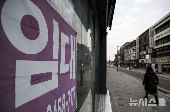 [서울=뉴시스] 정병혁 기자 = 사진은 지난 1월 8일 서울시내 상가에 임대문의 안내문이 붙어있는 모습. 2025.01.08. jhope@newsis.com