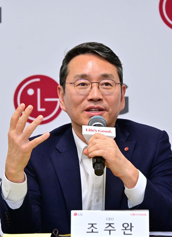 [서울=뉴시스] 조주완 LG전자 CEO가 8일(현지시각) 미국 라스베이거스에서 열린 기자간담회에서 사업 전략을 소개하고 있다. (사진=LG전자 제공) 2025.01.09. photo@newsis.com *재판매 및 DB 금지
