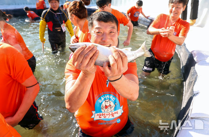 '관광객들로 인산인해' 화천 산천어축제 개막[뉴시스Pic]