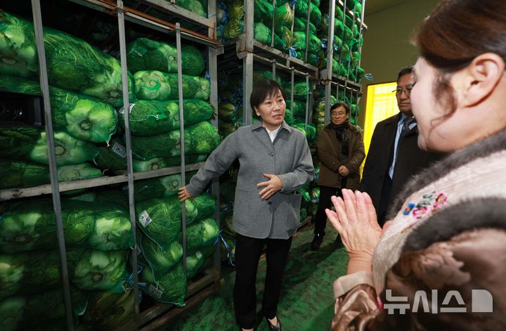 송미령 장관, 배추·무 비축기지 방문…출하 상황 점검