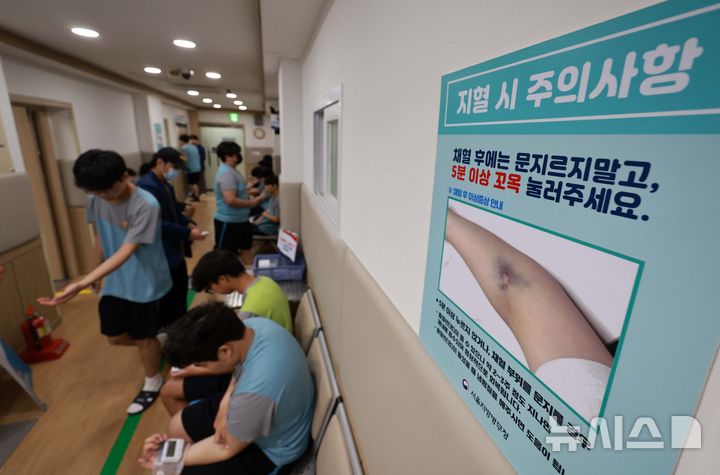 [서울=뉴시스] 고범준 기자 = 2025년도 병역판정검사가 실시된 13일 오전 서울 영등포구 서울지방병무청 제1병역판정검사장에서 검사 대상자들이 혈액 검사를 받고 대기하고 있다. 2025.01.13. bjko@newsis.com