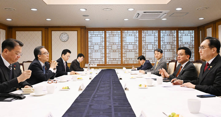 [서울=뉴시스] 최진석 기자 = 최상목 대통령 권한대행 부총리 겸 기획재정부 장관이 13일 서울 종로구 정부서울청사에서 대외경제현안간담회 주재하고 있다. (사진=기획재정부 제공) 2025.01.13. photo@newsis.com *재판매 및 DB 금지