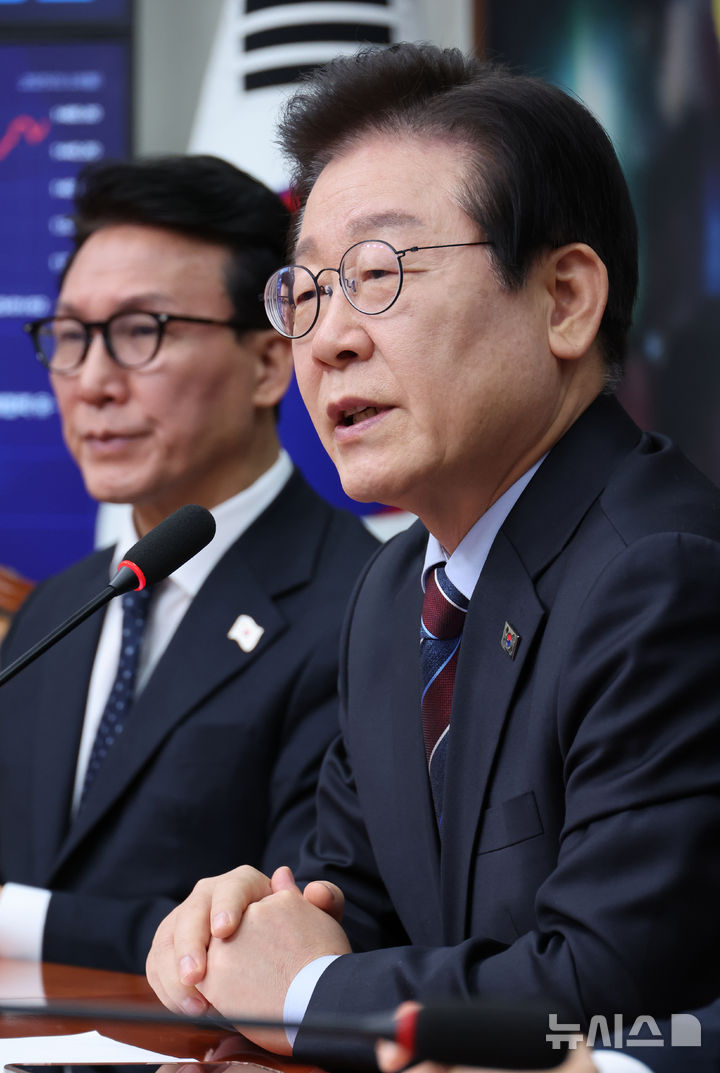 [서울=뉴시스] 조성우 기자 = 이재명 더불어민주당 대표가 13일 오전 서울 여의도 국회에서 열린 최고위원회의에서 발언하고 있다. 2025.01.13. xconfind@newsis.com