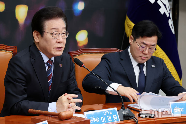 [서울=뉴시스] 조성우 기자 = 이재명(왼쪽) 더불어민주당 대표가 13일 오전 서울 여의도 국회에서 열린 최고위원회의에서 발언하고 있다. 오른쪽은 박찬대 원내대표. 2025.01.13. xconfind@newsis.com