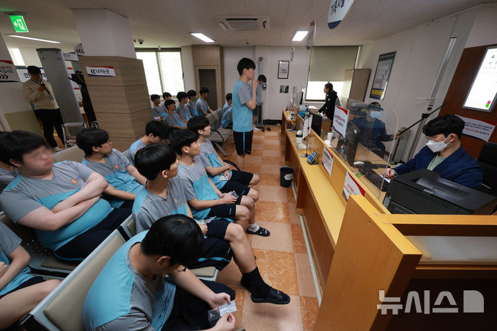 [서울=뉴시스] 고범준 기자 = 2025년도 병역판정검사가 실시된 13일 오전 서울 영등포구 서울지방병무청 제1병역판정검사장에서 검사 대상자들이 시력검사를 하고 있다. 2025.01.13. bjko@newsis.com