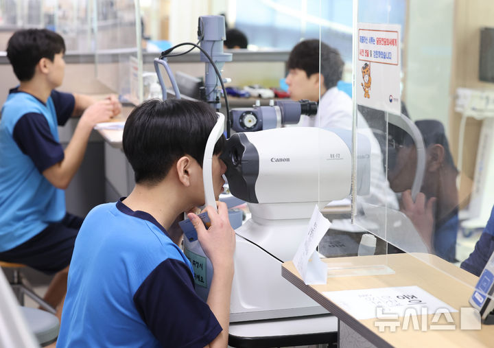 [인천=뉴시스] 전진환 기자 = 2025년도 첫 병역판정검사가 실시된 13일 오전 인천 미추홀구 인천병무지청에서 검사 대상자들이 신체검사를 받고 있다. 2025.01.13. amin2@newsis.com
