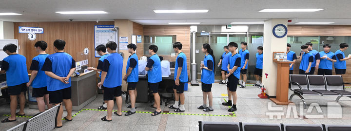[수원=뉴시스] 김종택 기자 = 2025년도 첫 병역판정검사가 실시된 13일 경기도 수원시 팔달구 경인지방병무청에서 검사 대상자들이 신체검사를 받고 있다. (공동취재) 2025.01.13. photo@newsis.com