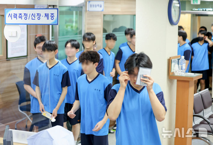[수원=뉴시스] 김종택 기자 = 2025년도 첫 병역판정검사가 실시된 13일 경기도 수원시 팔달구 경인지방병무청에서 검사 대상자들이 신체검사를 받고 있다. (공동취재) 2025.01.13. photo@newsis.com