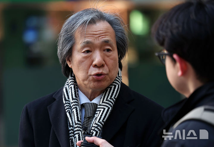 [서울=뉴시스] 홍효식 기자 = 정기석 국민건강보험공단 이사장이 지난 1월15일 오후 서울 서초구 서울고등법원에서 열리는 담배 소송 항소심 제11차 변론에서 의견 진술을 하기 앞서 취재진 질문에 답하고 있는 모습. 2025.01.15. yesphoto@newsis.com