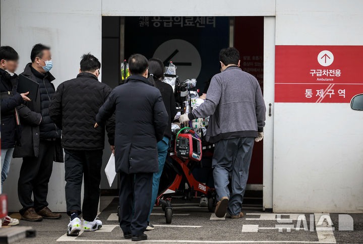 [서울=뉴시스] 정병혁 기자 = 지난 1월 16일 서울시내 한 대학병원 응급의료센테로 환자가 이송되는 모습 2025.01.16. jhope@newsis.com