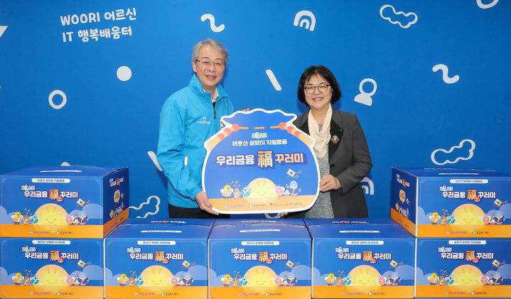 임종룡 우리금융그룹 회장과 정선희 유락종합사회복지관 관장이 기념촬영을 하고 있다.(사진=우리금융그룹 제공) *재판매 및 DB 금지