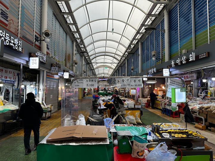 [서울=뉴시스] 전병훈 수습기자 = 지난 21일 오후 찾은 영등포 전통시장. 사람이 없어 한산한 모습이다. 2025.01.24. *재판매 및 DB 금지