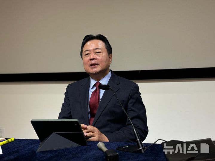 [워싱턴=뉴시스]이윤희 특파원 = 조현동 주미대사가 23일(현지 시간) 미국 워싱턴DC에서 특파원간담회를 진행하고 있다. 2025.01.24.