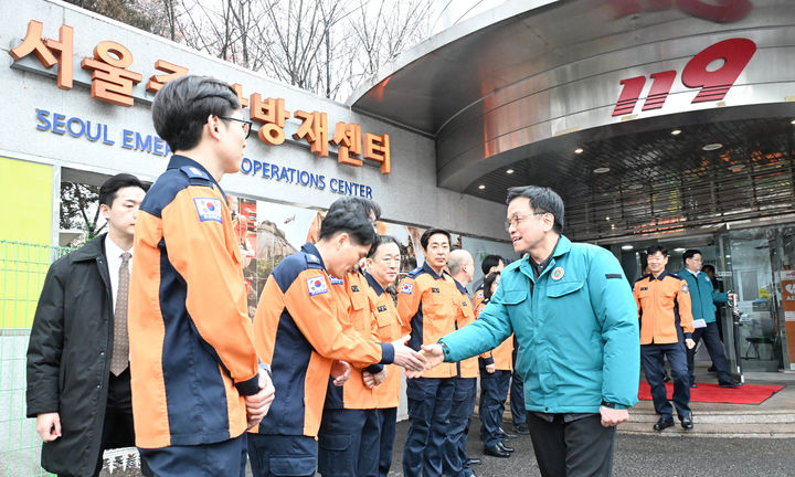 [서울=뉴시스] 조수정 기자 = 최상목 대통령 권한대행 부총리 겸 기획재정부 장관이 27일 설 연휴 안전분야-종합방재대책 현장점검차 서울 중구 서울종합방재센터를 방문, 종합상황실 등 사무실을 찾아 근무자들을 격려하고 있다. (사진=기획재정부 제공) 2025.01.27. chocrystal@newsis.com *재판매 및 DB 금지