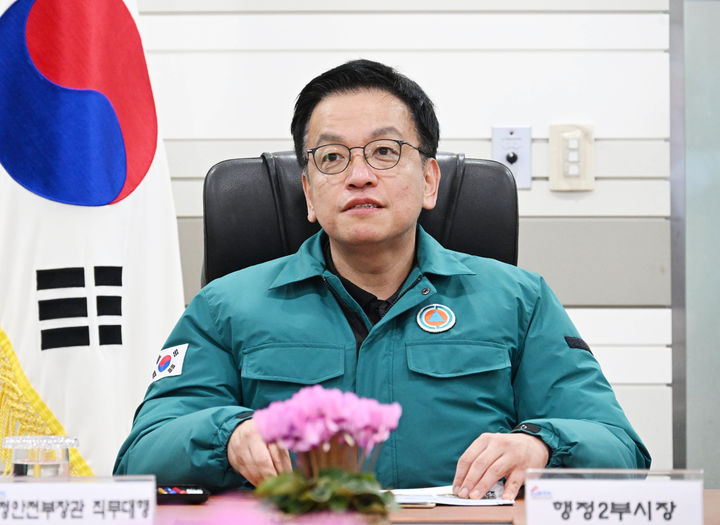 [서울=뉴시스] 조수정 기자 = 최상목 대통령 권한대행 부총리 겸 기획재정부 장관이 27일 서울 중구 서울종합방재센터를 찾아 설 연휴 화재예방 및 응급환자 이송대책을 점검하고 현황을 청취하고 있다. (사진=기획재정부 제공) 2025.01.27. chocrystal@newsis.com *재판매 및 DB 금지
