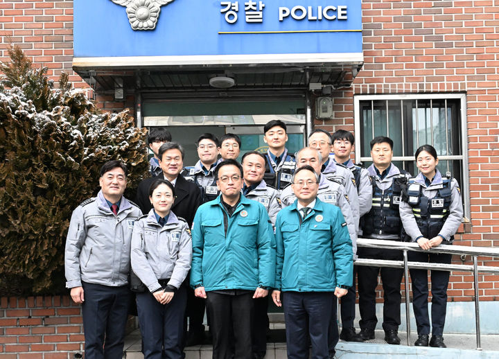 [서울=뉴시스] 조수정 기자 = 최상목 대통령 권한대행 부총리 겸 기획재정부 장관이 27일 설 연휴 안전분야-안전관리 현장점검차 서울 중부경찰서 광희지구대를 찾아 대책 및 현황을 청취한 뒤 직원들을 격려하며 기념촬영 하고 있다. (사진=기획재정부 제공) 2025.01.27. chocrystal@newsis.com *재판매 및 DB 금지