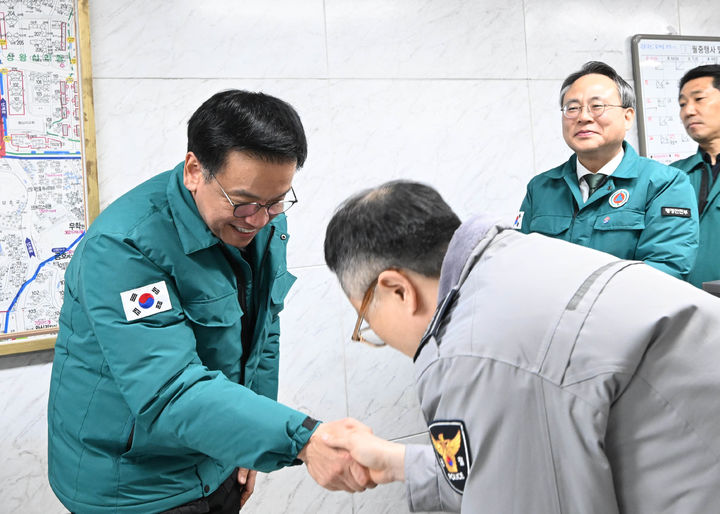[서울=뉴시스] 조수정 기자 = 최상목 대통령 권한대행 부총리 겸 기획재정부 장관이 27일 설 연휴 안전분야-안전관리 현장점검차 서울 중부경찰서 광희지구대를 찾아 대책 및 현황을 청취한 뒤 직원들을 격려하고 있다. (사진=기획재정부 제공) 2025.01.27. chocrystal@newsis.com *재판매 및 DB 금지