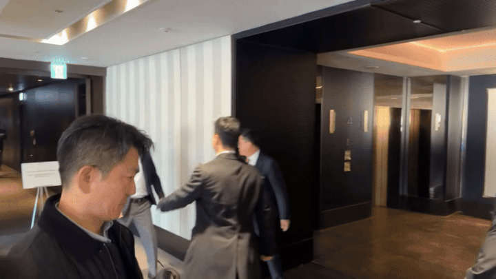 [서울=뉴시스] 윤정민 기자 = 최태원 SK그룹 회장이 4일 오전 9시40분께 서울 중구 더 플라자 호텔 4층에서 올트먼 CEO 등 오픈AI 경영진과의 미팅룸에 입장했다. 2025.02.04. alpaca@newsis.com
