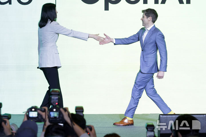 [서울=뉴시스] 최동준 기자 = 정신아 카카오 대표와 샘 올트먼 오픈AI 최고경영자가 4일 서울 중구 더 플라자호텔에서 열린 카카오 미디어데이에서 악수하고 있다. 2025.02.04. photocdj@newsis.com
