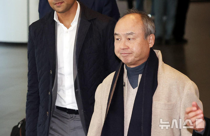 [서울=뉴시스] 이영환 기자 = 손정의 소프트뱅크 그룹 회장이 4일 오후 서울 서초구 삼성전자 서초사옥으로 들어서고 있다. 손 회장은 이재용 삼성전자 회장과 샘 올트먼 오픈AI 최고경영자(CEO)와 함께 회동을 하는 것으로 알려졌다. 2025.02.04. 20hwan@newsis.com